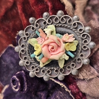 -broche-vedhaeng-oval-soelvfarvet-kant-farverige-modelerede-blomster-midten-gammel-vintagebroche-